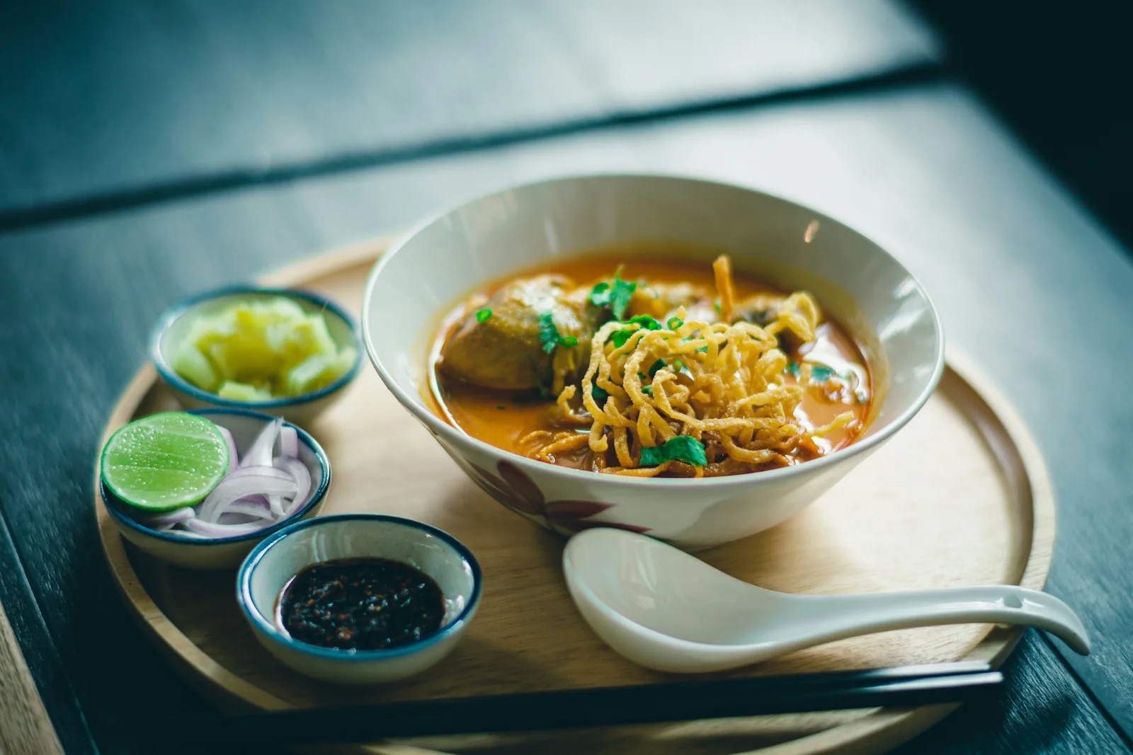 Plato de curry tailandés con fideos