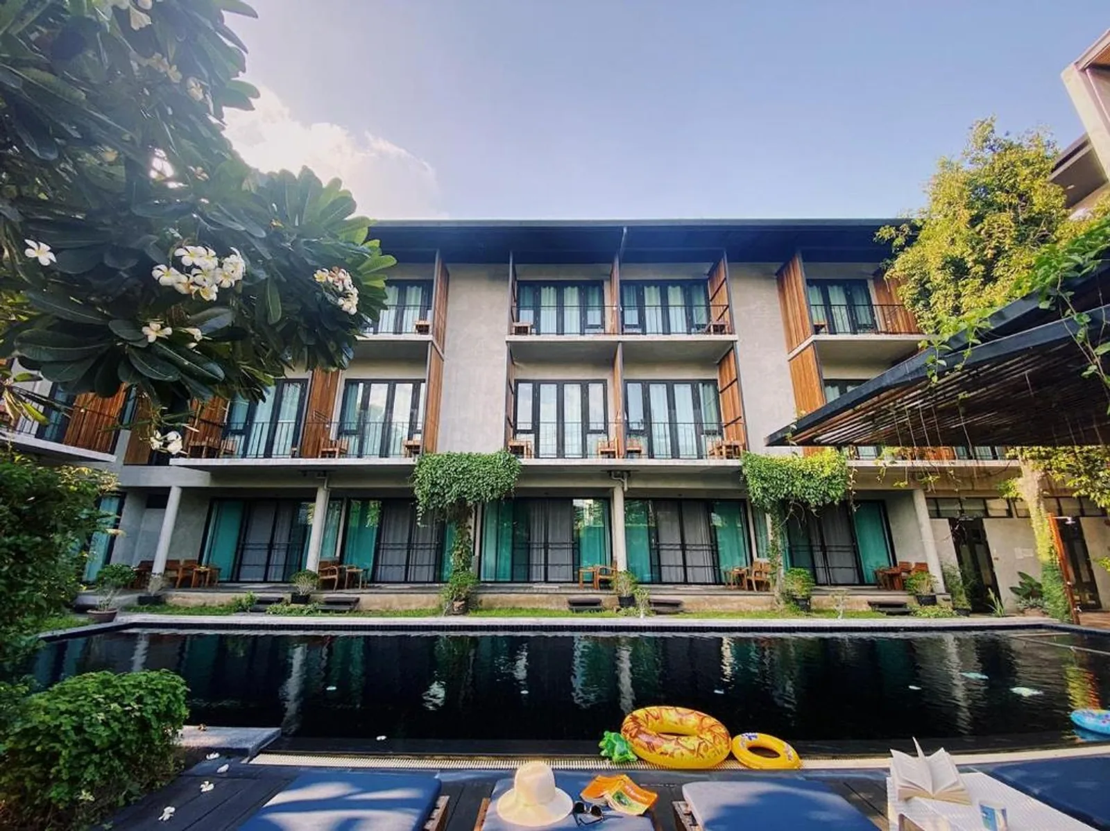 Fachada y piscina de Lamphu House