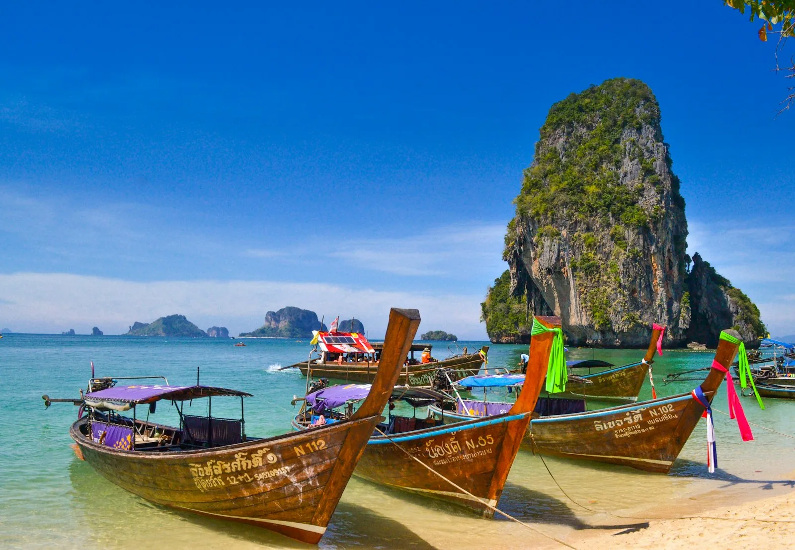 Tailandia — barcas long-tail en una playa de Krabi
