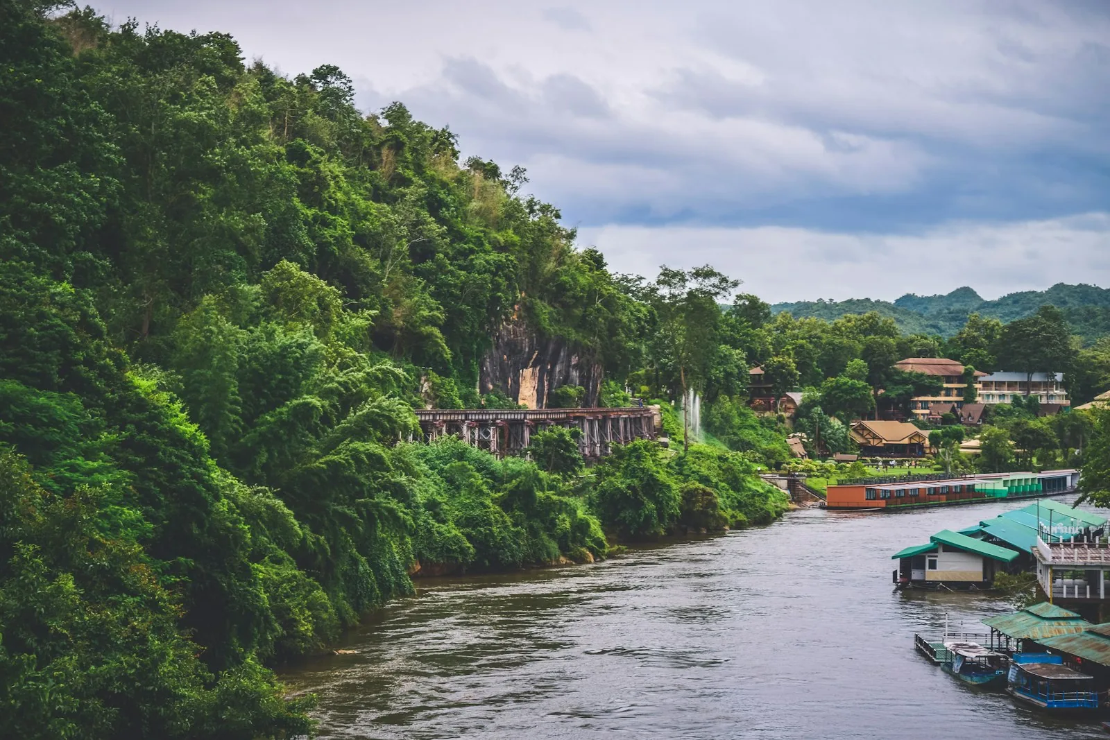 Río Kwai con vegetación tropical