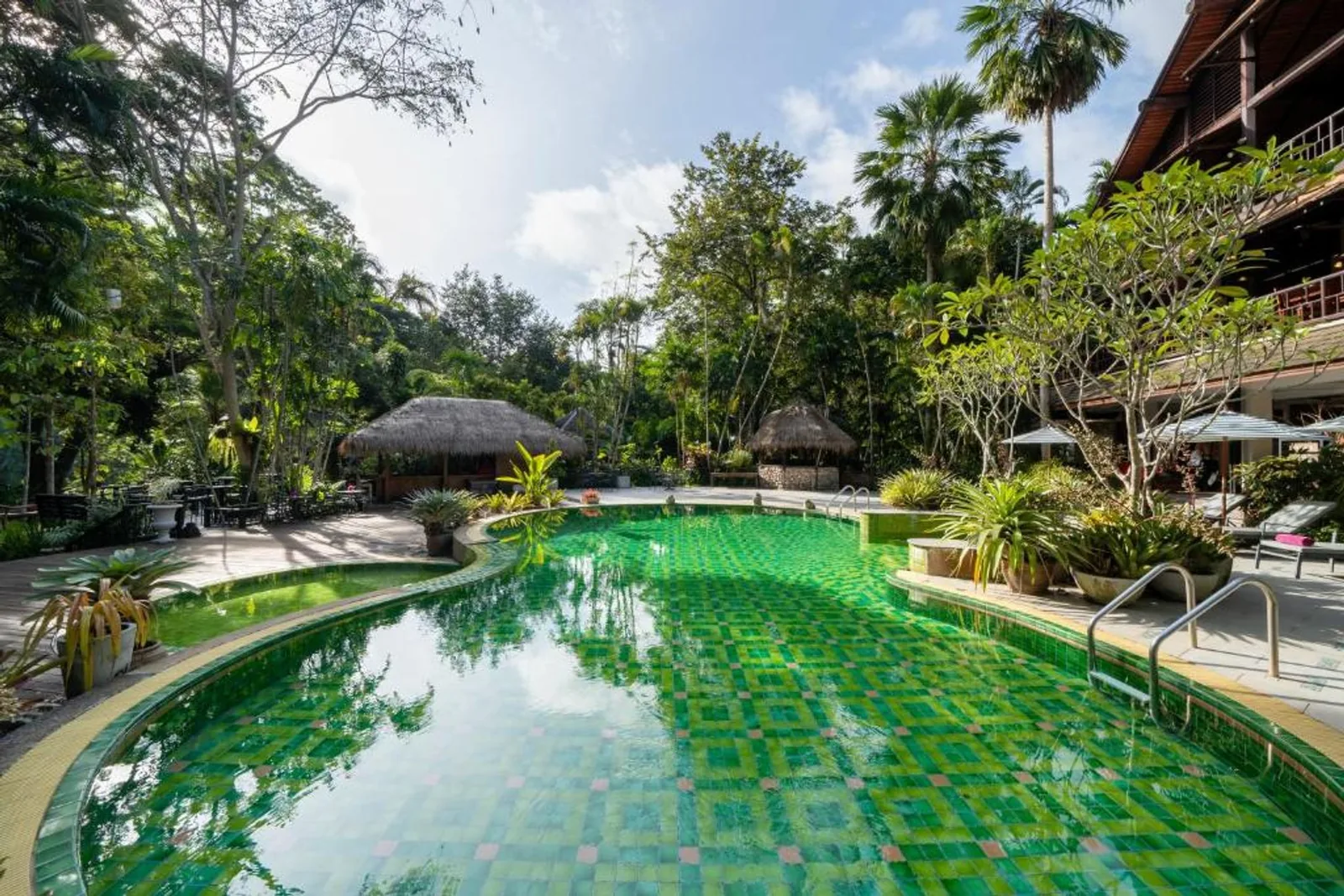 Zona de piscina del River Kwai Resotel