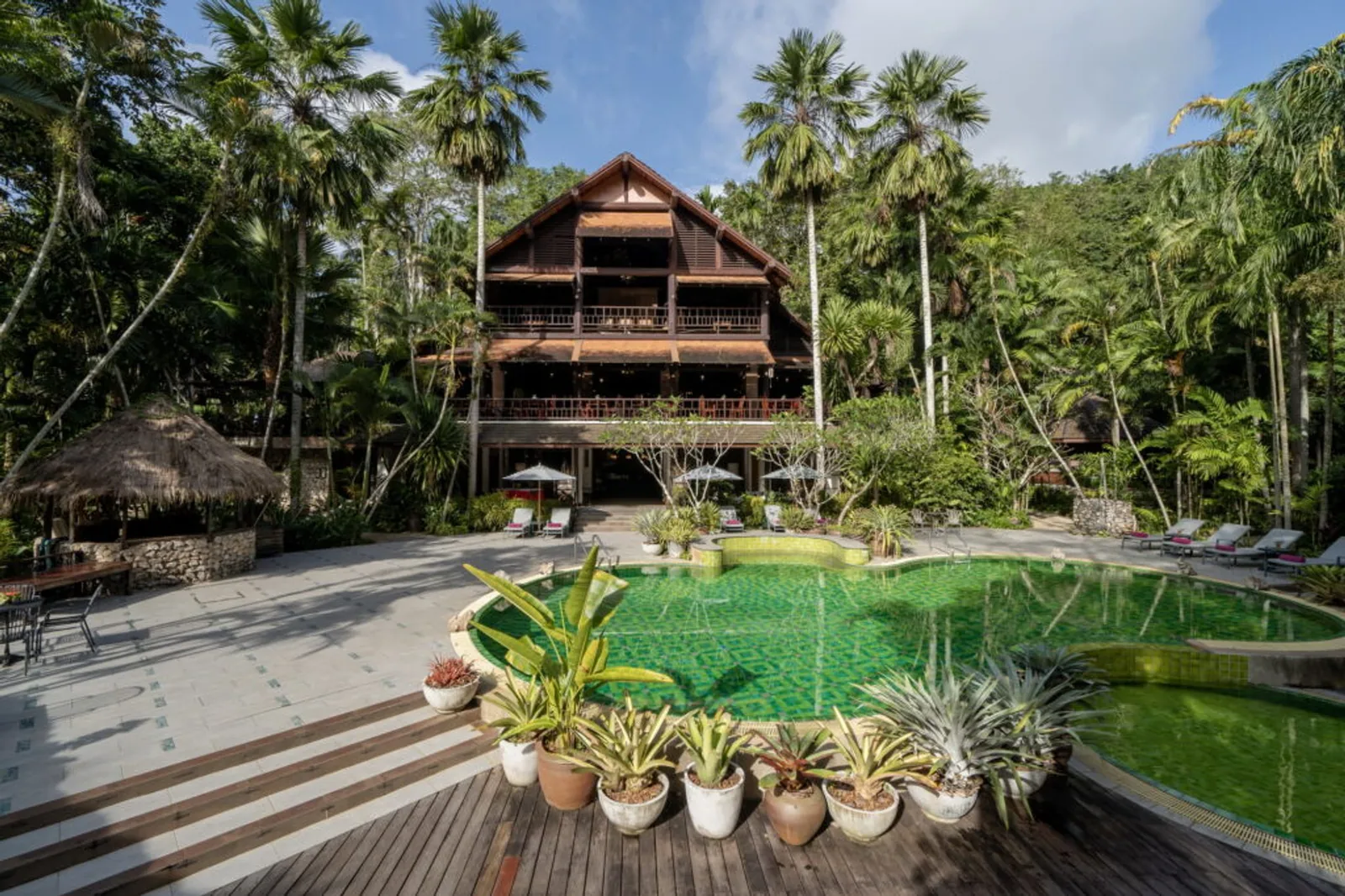 Piscina del River Kwai Resotel entre palmeras