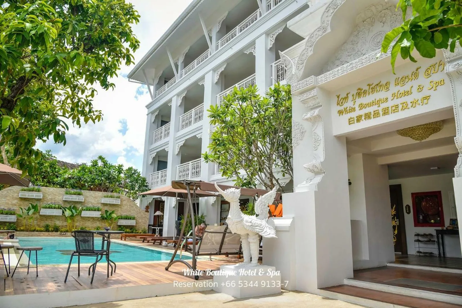 Fachada y piscina del White Boutique Hotel and Spa